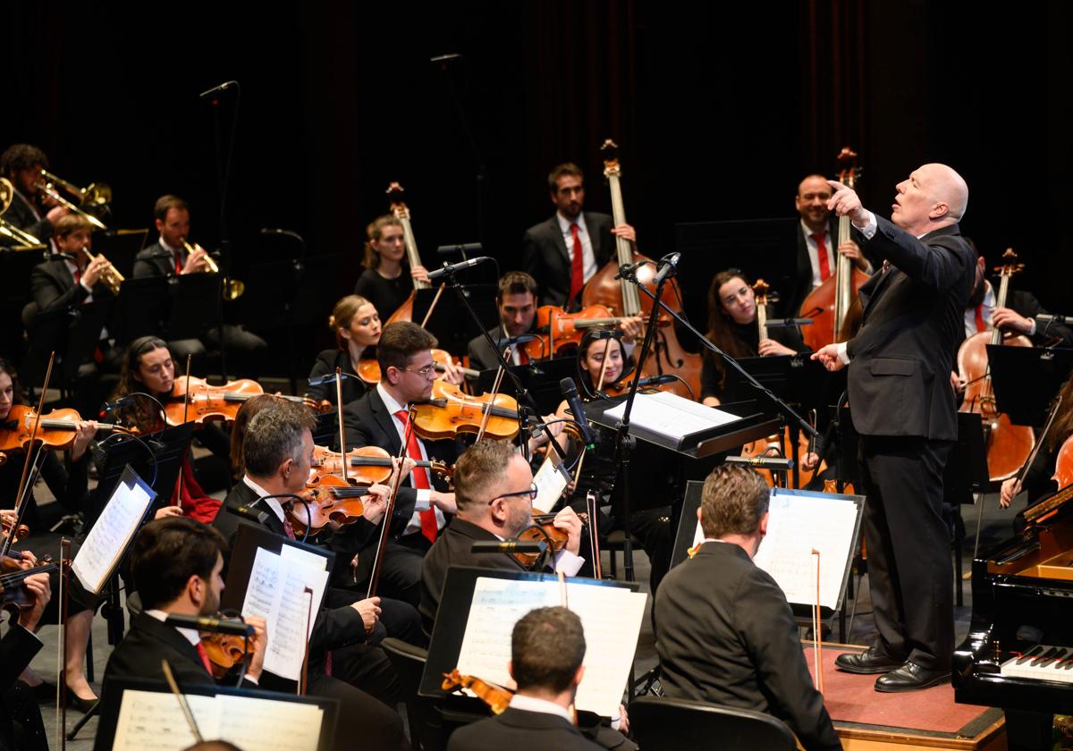 El concierto de valses y polkas de la OCAL recarga de energía a los almerienses y da inicio al año cultural