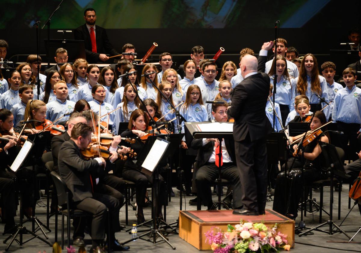 Imagen principal - El concierto de valses y polkas de la OCAL recarga de energía a los almerienses y da inicio al año cultural