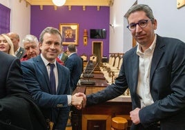 El nuevo alcalde, Julio Millán (PSOE) y el presidente de JM+, Juanma Camacho.