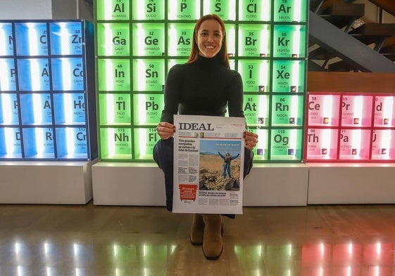 Alba Sánchez, con su portada marciana y rodeada de elementos de la tabla periódica, en la Facultad de Ciencias.