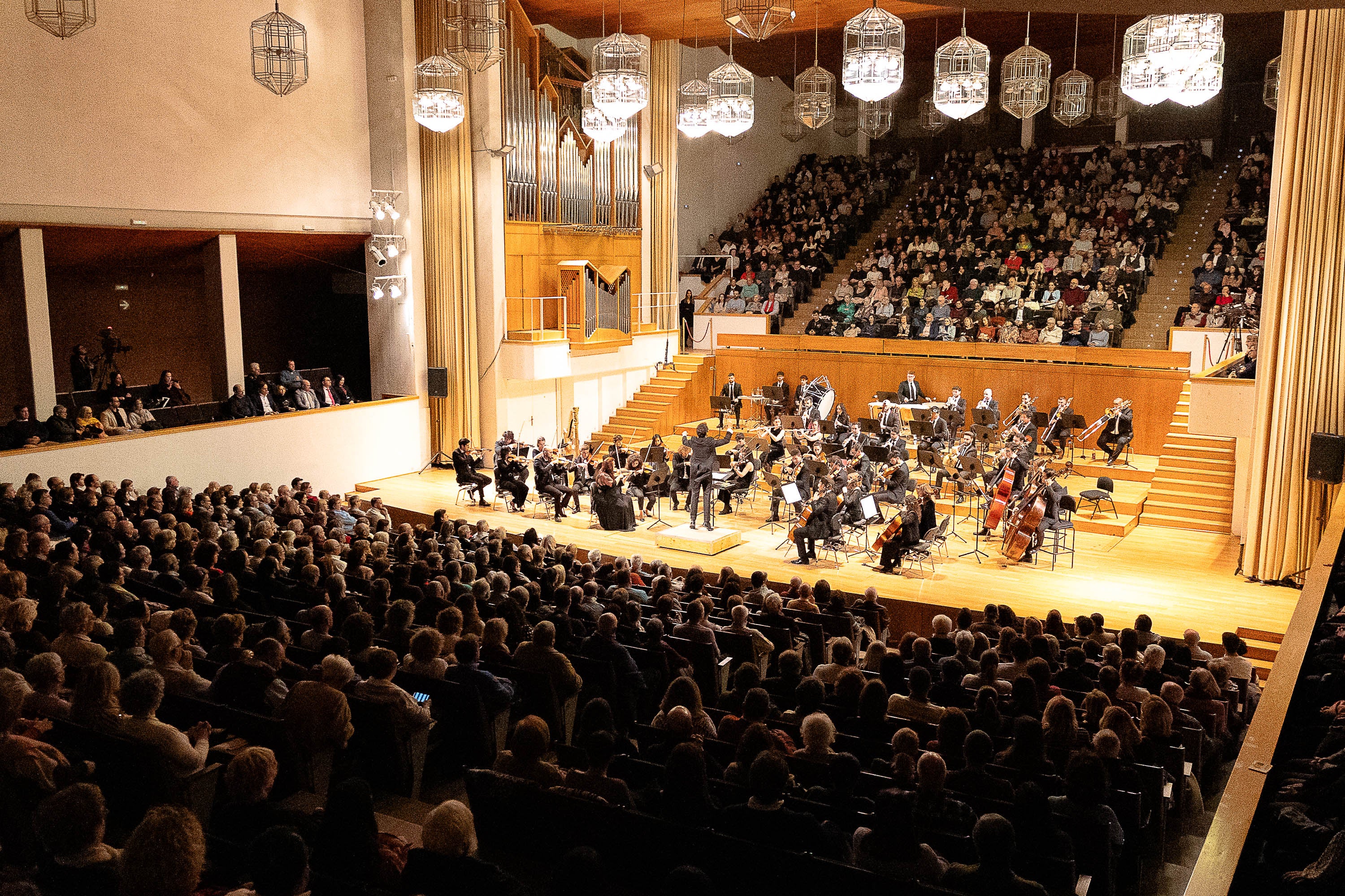 El auditorio Manuel de Falla se llenó de público.