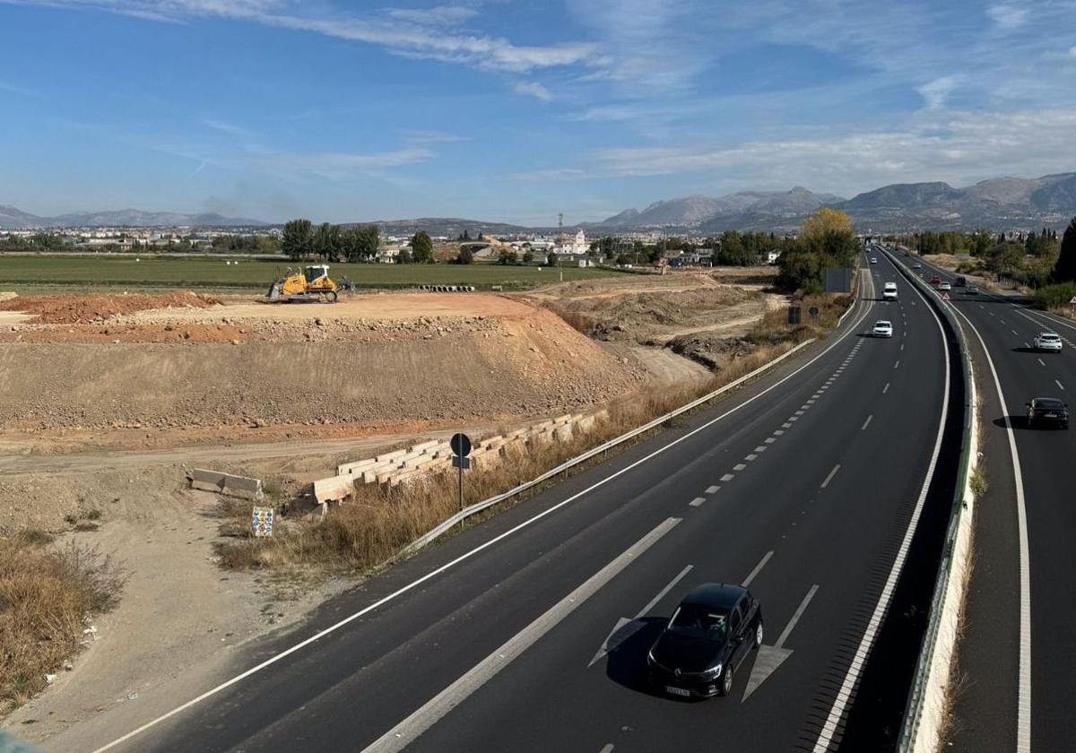 Las máquinas trabajan ya en la zona de la GR-43 que enlazará con la A-92G