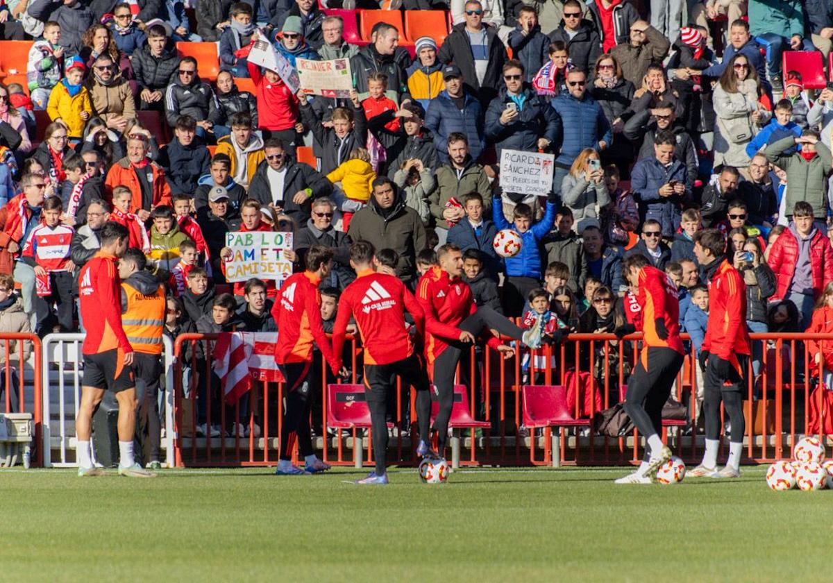 Jugadores del Granada entrenan en Los Cármenes con el apoyo de la afición.