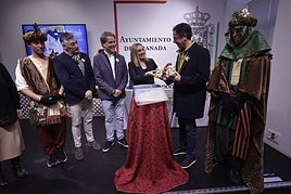 La alcaldesa, Marifrán Carazo, ha presentado a quien encarnará al Heraldo este año, Basilio Santiago Antequera.