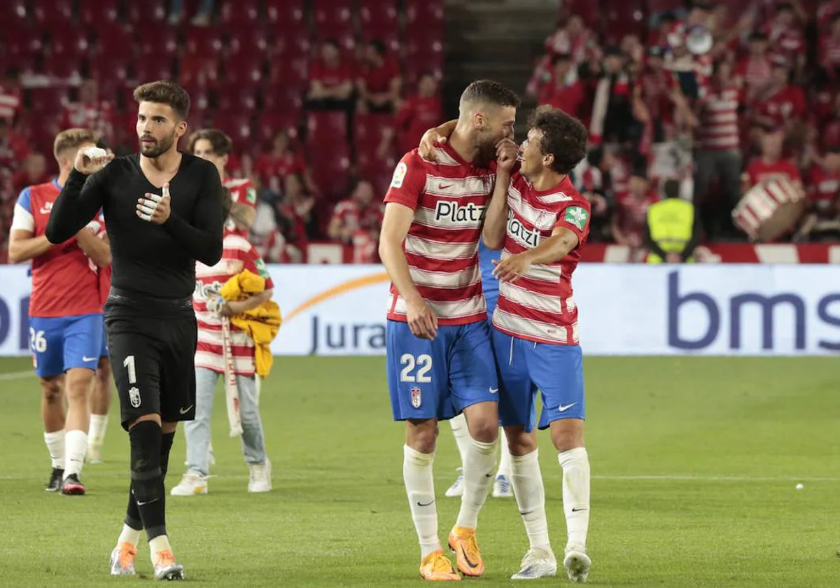 Domingos Duarte y Luis Milla charlan tras un partido con el Granada.