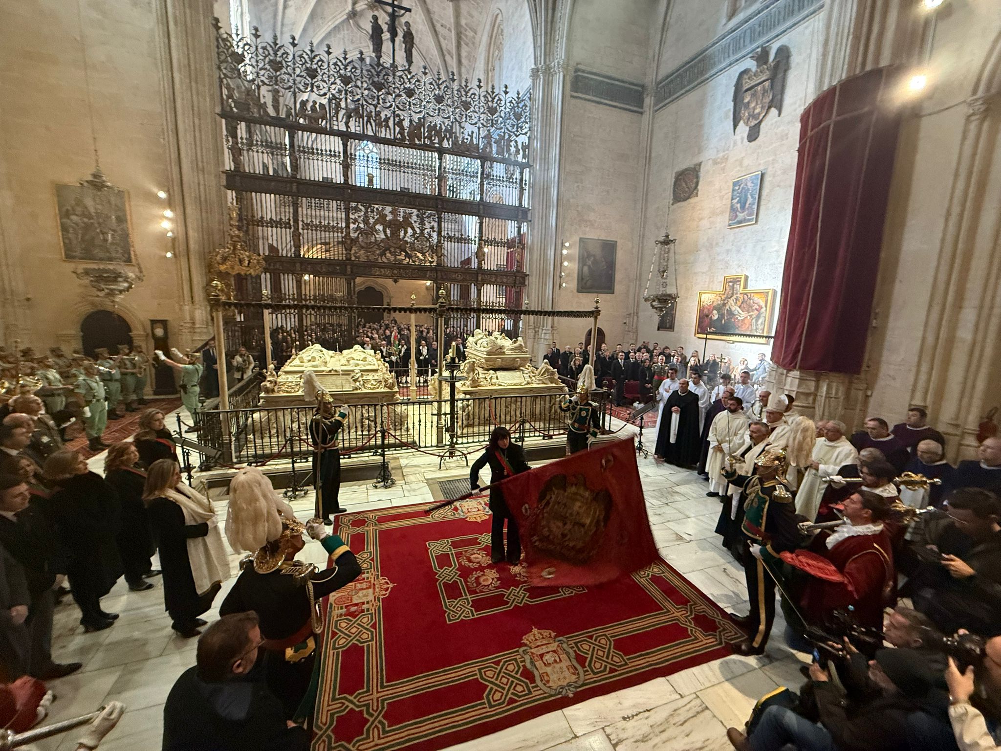 Tremolación del pendón en la Catedral de Granada.