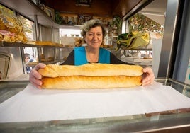 Pilar Serrano, en el interior de su quiosco, donde vende pan con nombre y apellidos.