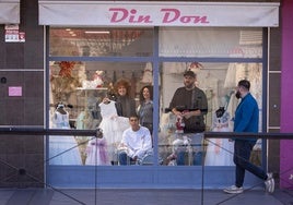 Vanessa y Pepe, de Mercado Sónico posan con Nora, propietaria de Dina Din Don y con el músico Lipsill en el escaparate de la tienda en Ribera del Beiro