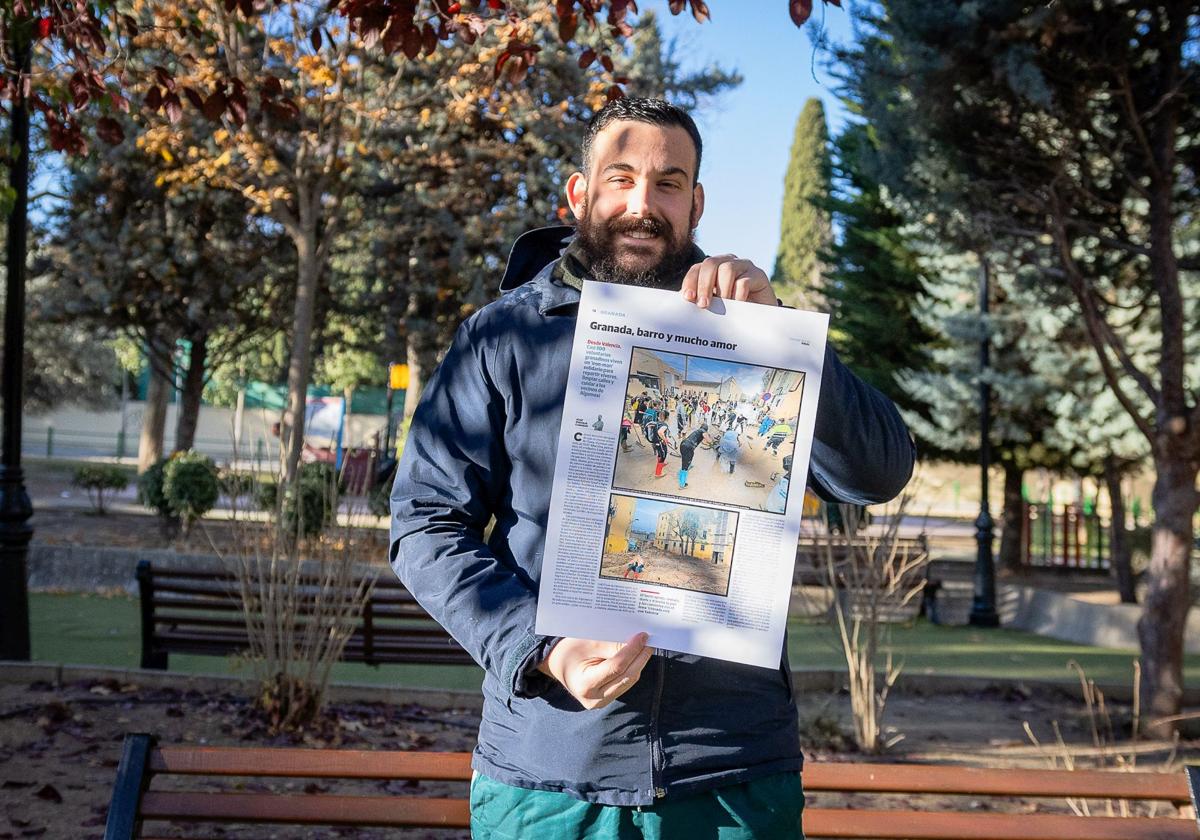 Gabriel Porcel, en el parque de La Encina, en La Zubia, con el reportaje publicado en IDEAL.