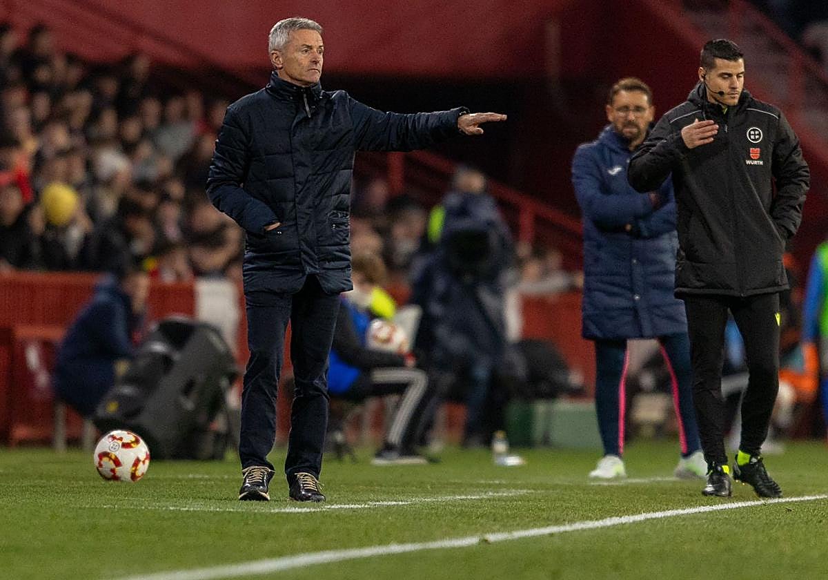 Fran Escribá da indicaciones durante el partido.