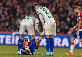 Manu Lama estira el gemelo izquierdo con la ayuda de dos futbolistas del Getafe.