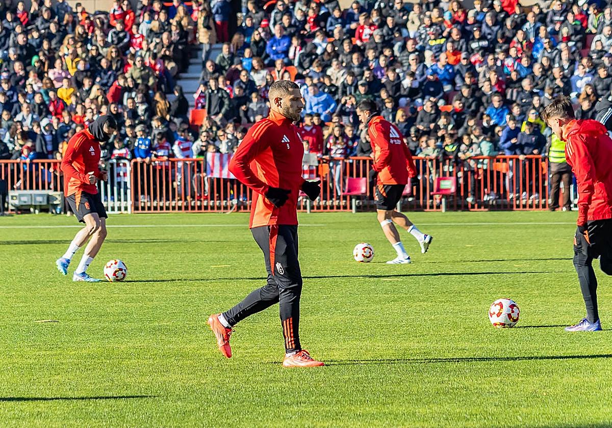 Shon Weissman, que apunta a titular en el encuentro de dieciseisavos de final, realiza carrera con balón durante la última sesión.