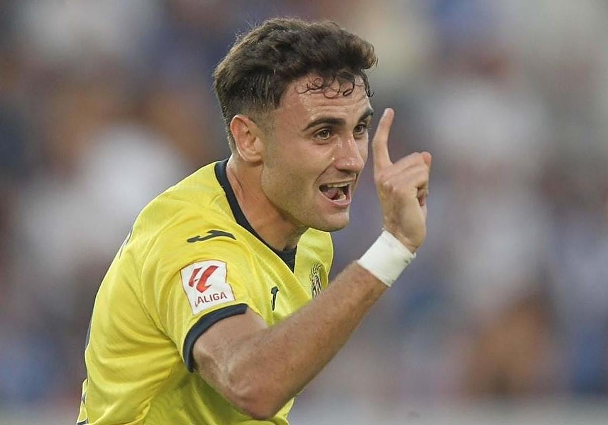 Álex Forés celebra un gol con el Villarreal B.