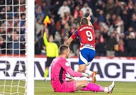 Weissman protesta al asistente tras la anulación de uno de sus intentos de marcar.