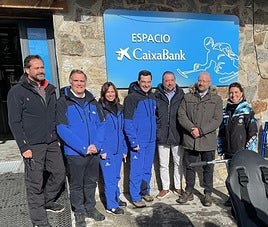 Juanma Moreno, presidente de la Junta de Andalucía, ha visitado este sábado la nueva sala de transición de Sierra Nevada.