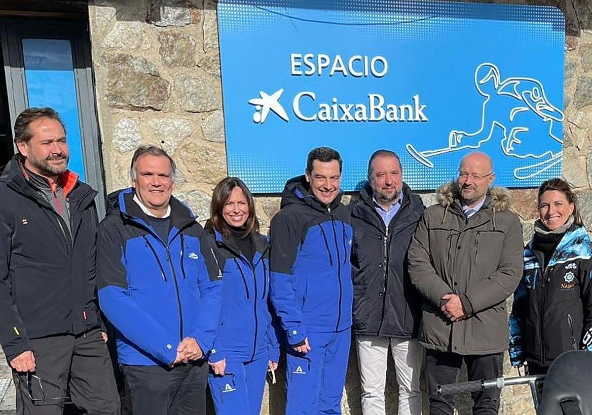 Juanma Moreno, presidente de la Junta de Andalucía, ha visitado este sábado la nueva sala de transición de Sierra Nevada.
