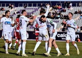 Los jugadores jienenses celebran uno de los tantos que dieron la victoria al club de la capital.