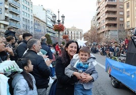 Ángel y su madre en a cabalgata de Granada.