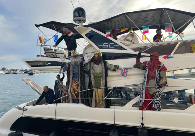 Los Reyes Magos llegan a Motril en barco.