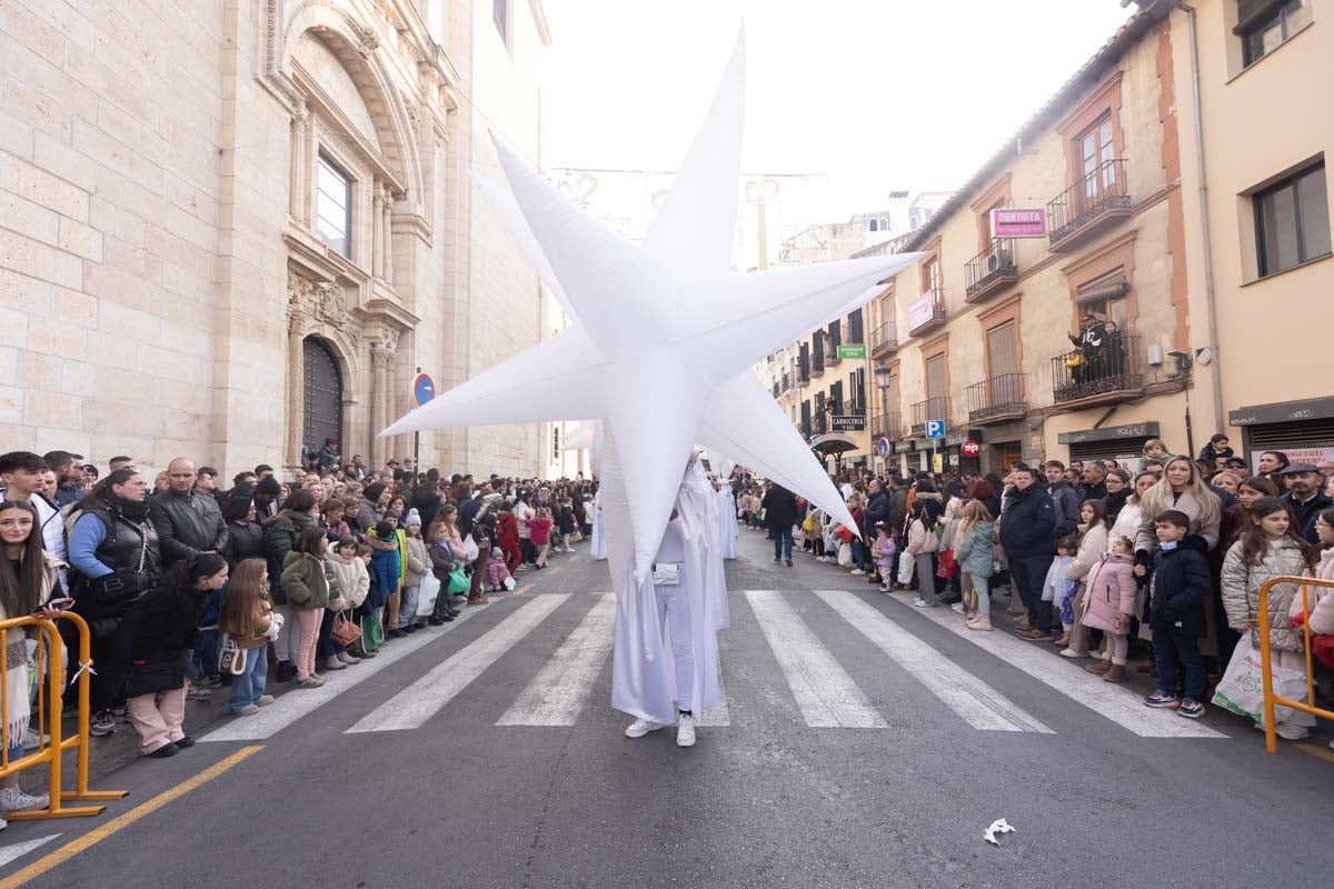 Encuéntrate en la Cabalgata de Reyes de Granada: las fotos de padres, madres e hijos