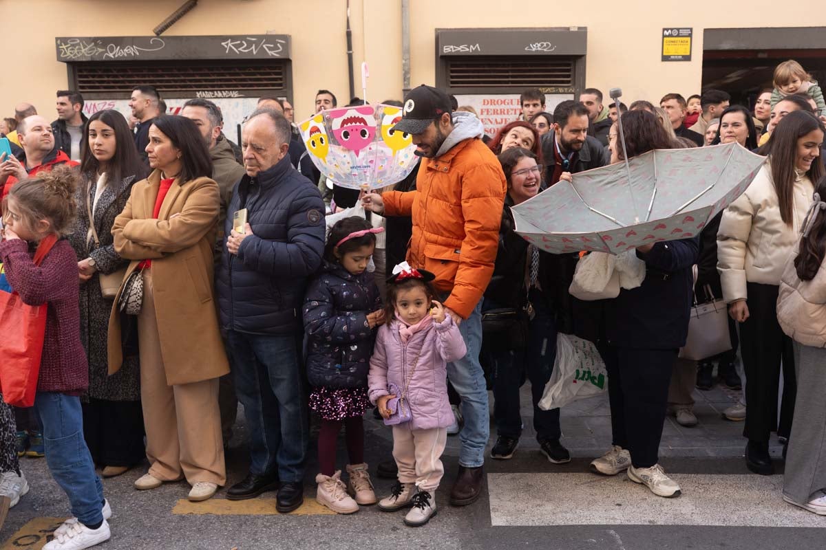 Encuéntrate en la Cabalgata de Reyes de Granada: las fotos de padres, madres e hijos