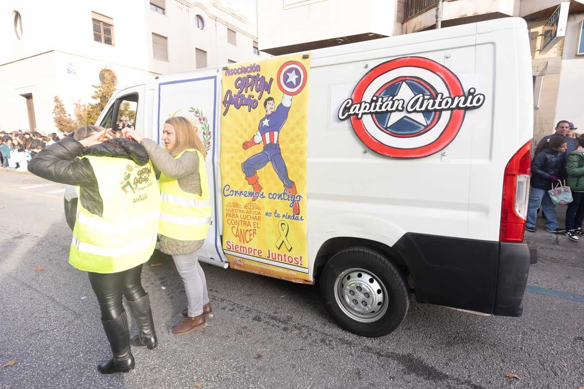 Encuéntrate en la Cabalgata de Reyes de Granada: las fotos de padres, madres e hijos