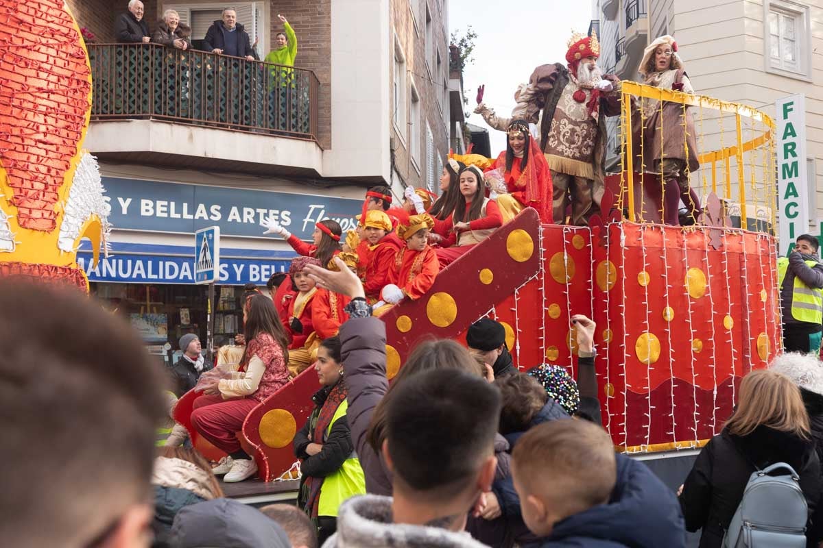 Encuéntrate en la Cabalgata de Reyes de Granada: las fotos de padres, madres e hijos