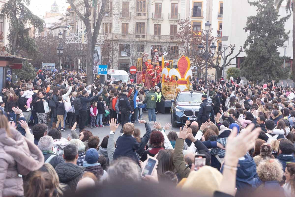 Encuéntrate en la Cabalgata de Reyes de Granada: las fotos de padres, madres e hijos