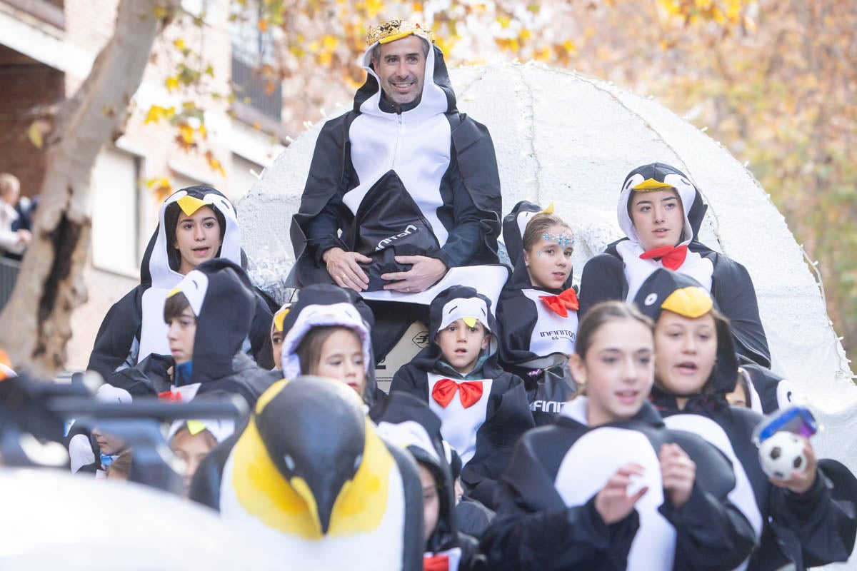 Encuéntrate en la Cabalgata de Reyes de Granada: las fotos de padres, madres e hijos