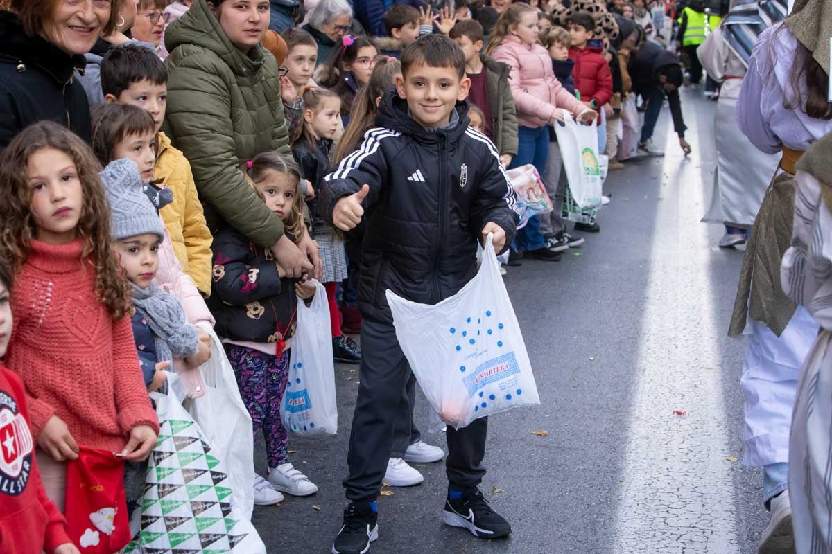 Encuéntrate en la Cabalgata de Reyes de Granada: las fotos de padres, madres e hijos