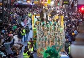 La ilusión acompañó a los Reyes Magos en su recorrido por las calles de Granada.