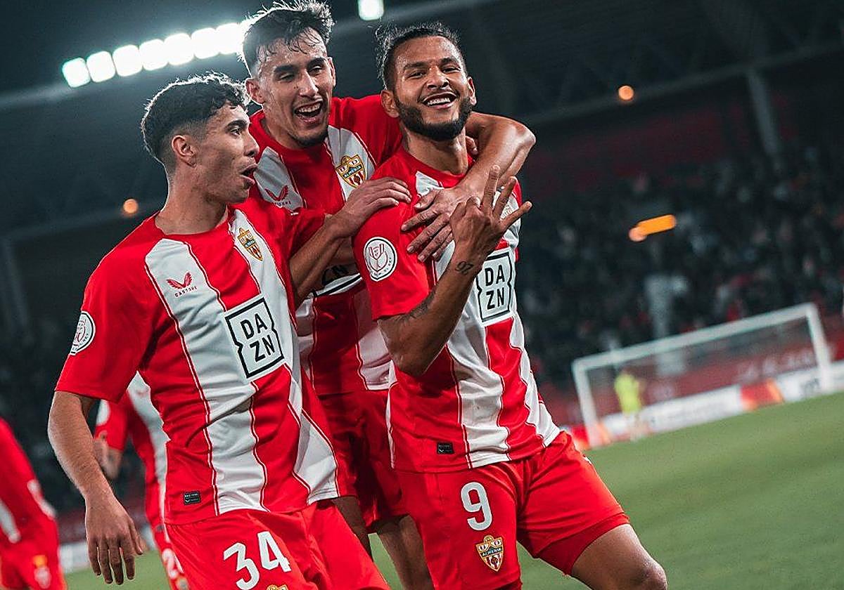 Rubén Quintanilla celebrando un gol con suárez y Rachad. UDA