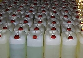 Garrafas de gasolina incautadas a 'petaqueros'.