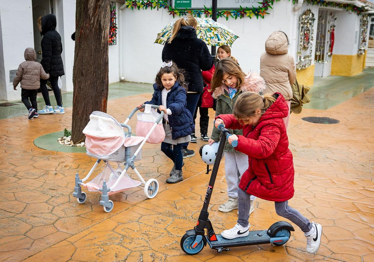 Imagen principal - Mayores y peques de Gobernador celebran el día de Reyes por todo lo alto con los regalos.