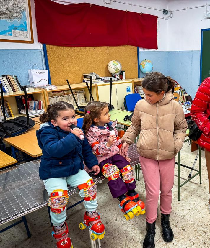 Imagen secundaria 2 - Mayores y peques de Gobernador celebran el día de Reyes por todo lo alto con los regalos.