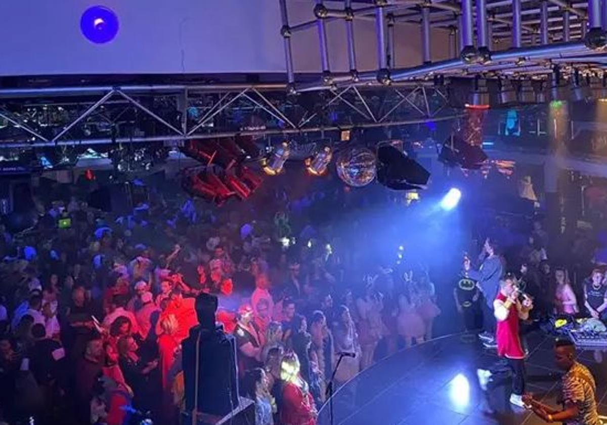 Portero de una discoteca de Granada: «Voy a trabajar rezando para que pueda volver a casa»