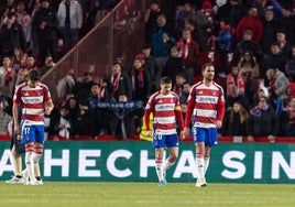 Los jugadores rojiblancos caminan cabizbajos tras caer eliminados ante el Getafe en la Copa.