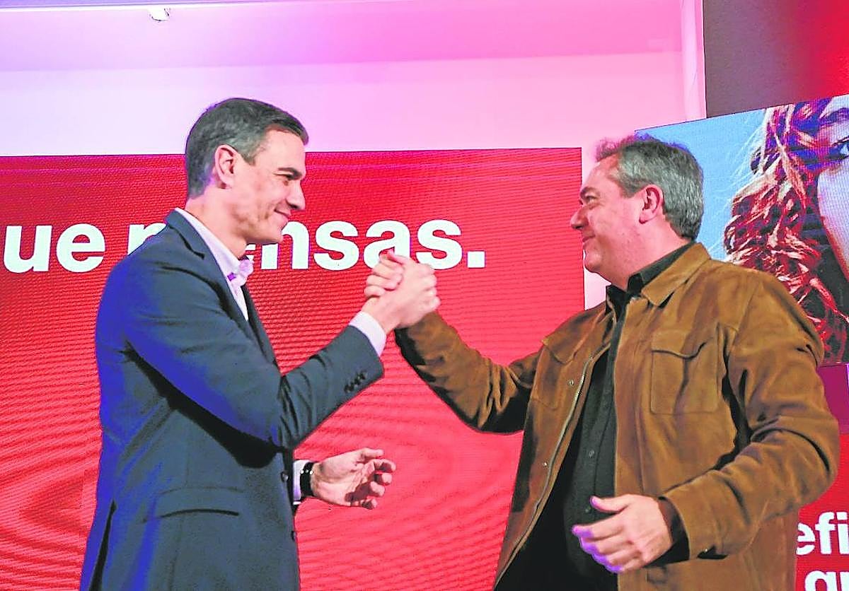 Pedro Sánchez y Juan Espadas se saludan durante un mitin.