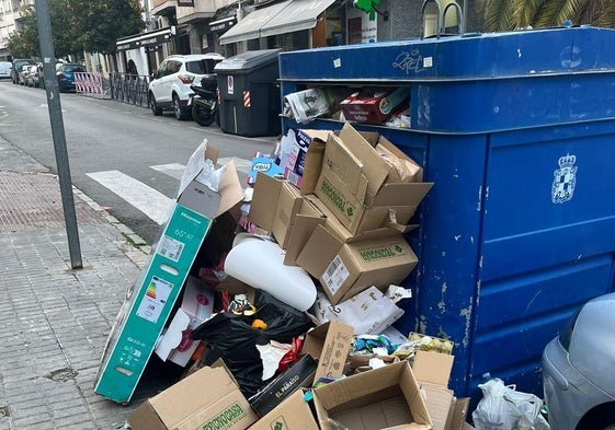 Un basurero repleto de cartón en la ciudad.