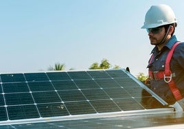 Un trabajador coloca una instalación de autoconsumo con tecnología fotovoltaica.