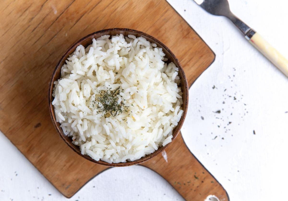 La forma de cocinar arroz que puede ser perjudicial para algunas personas, según la OCU.