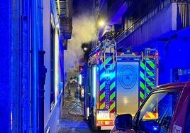 Bomberos trabajando en la extinción del fuego en el piso turístico.