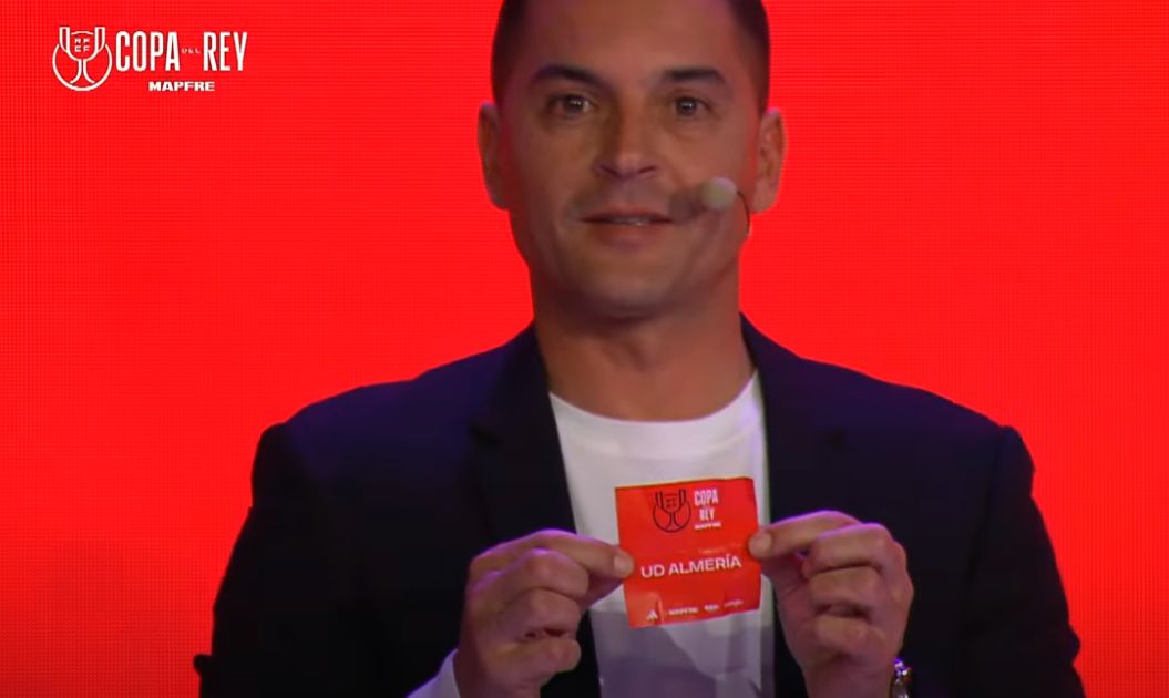 Francisco muestra la papeleta de la UD Almería.