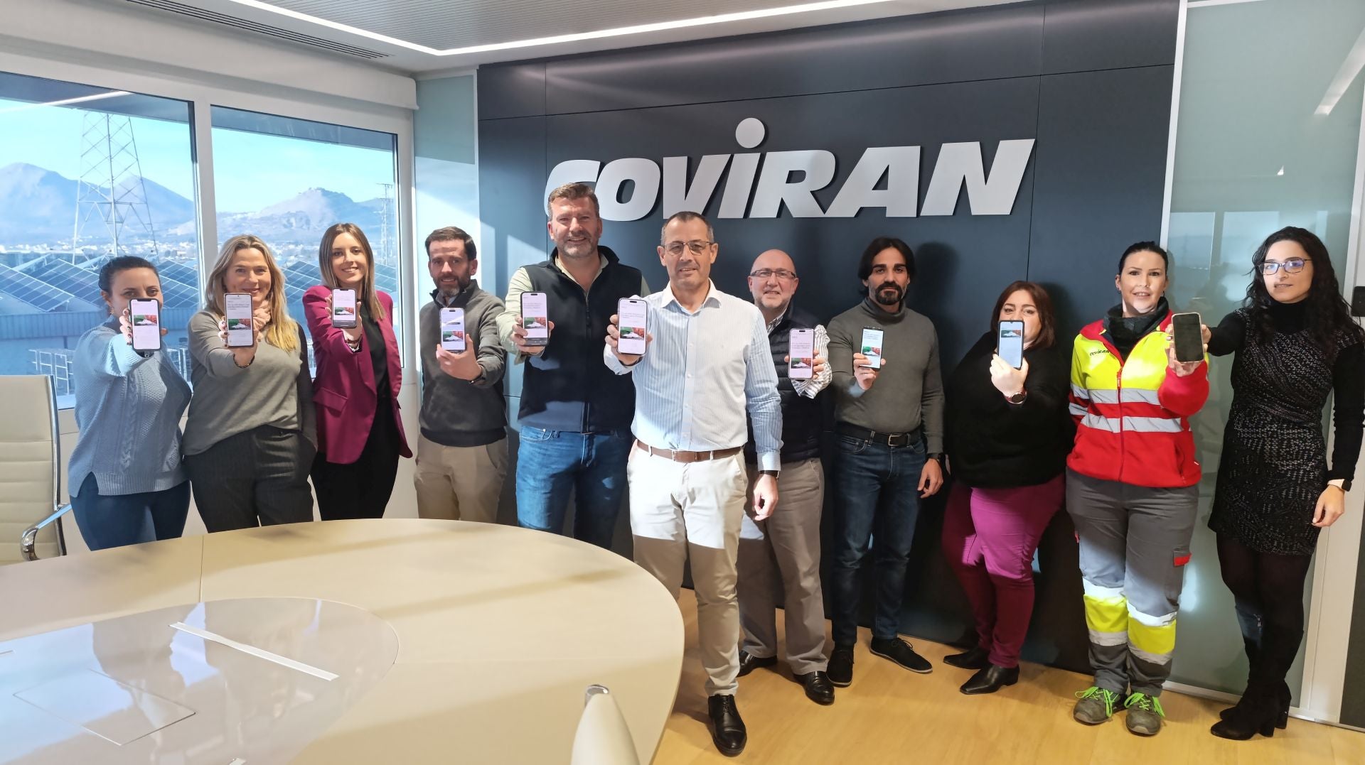 El presidente de Covirán, José Antonio Benito y el director general, Esteban Gutiérrez, junto a parte del equipo de la Cooperativa, tras dar su apoyo a la iniciativa.