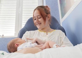 Madre junto a su bebé recién nacido