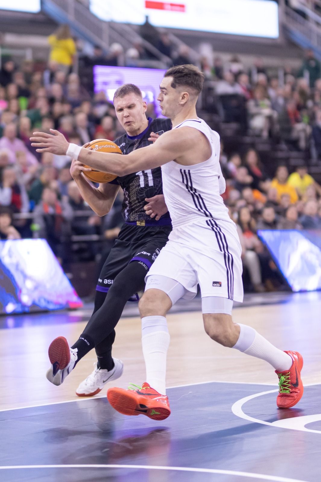 Hezonja (d) detiene el ataque de Valtonen.