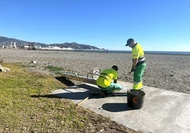 Los operarios del ayuntamiento retiran una ducha de la playa de Motril.