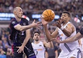 Acción en la visita del Real Madrid al Covirán en el Palacio de los Deportes, con pase de Rousselle ante Tavares.