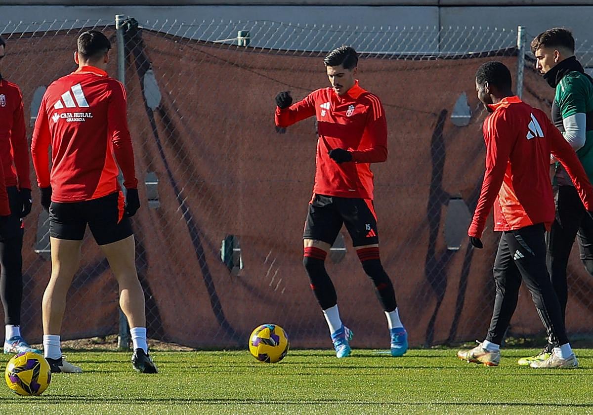 Carlos Neva, durante el calentamiento con sus compañeros.