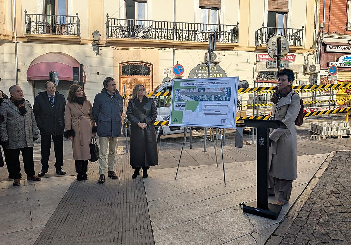 La alcaldesa, junto a parte del equipo de gobierno, este miércoles en Divina Pastora.